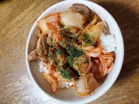 コロコロ肉のキムチ丼